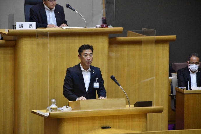 写真：提案理由を説明する大谷市長