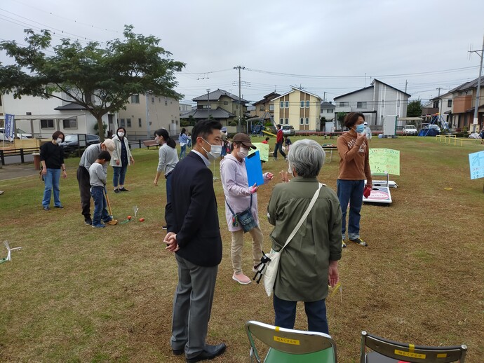 写真：市民と談笑する大谷市長