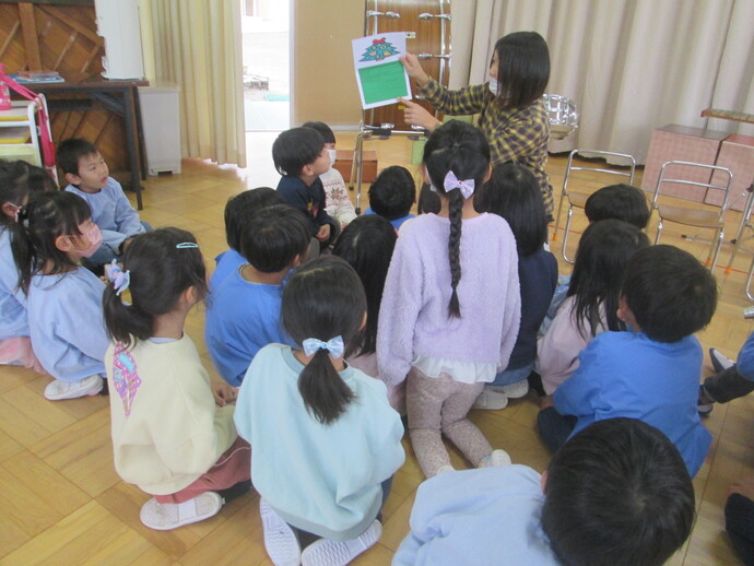 サンタクロースからの手紙を読んでもらう園児