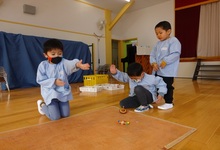 写真 こままわしをして遊ぶ幼児