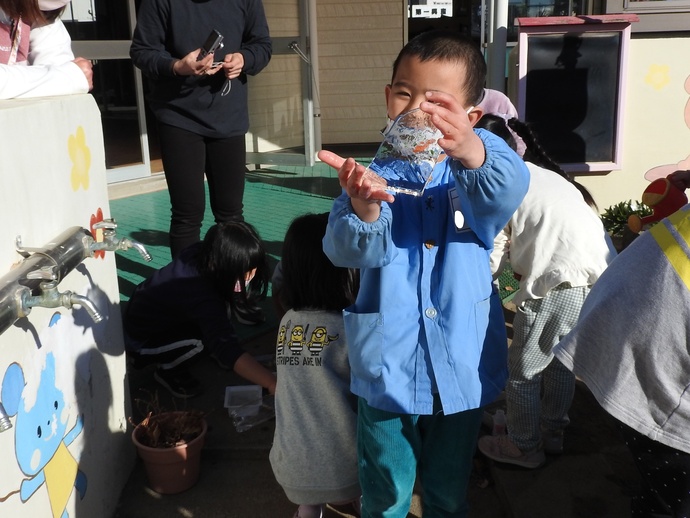 氷を顔の前に掲げた男児