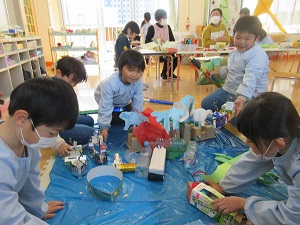 写真:年長児室内遊び