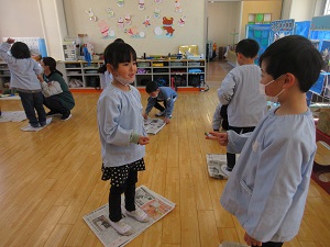 写真：新聞紙を使ってのゲーム