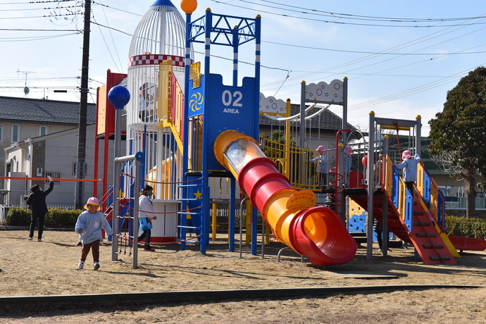 ロケット公園の遊具で遊ぶ幼児