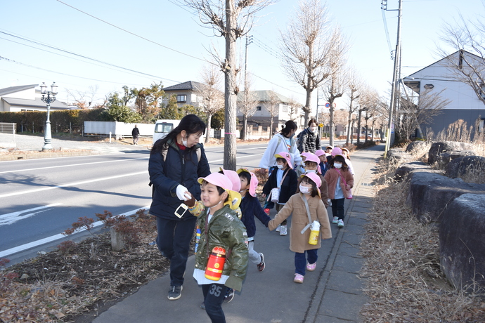 歩道を並んで歩く園児