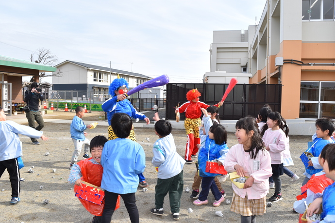 先生が扮した赤鬼と青鬼を取り囲む園児