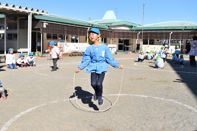 縄跳びを跳んでいる園児