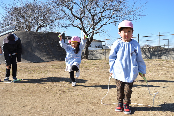 縄跳びを跳ぶ二人の園児