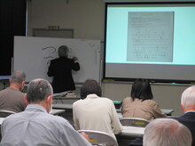 写真：くずし字について解説を受ける受講者の様子