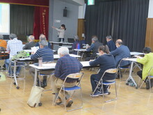 写真：講師が土浦藩校郁文館について説明している様子