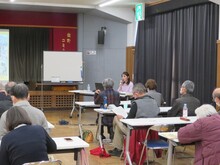写真：講師が長崎の蘭館について説明している様子