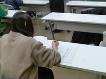 写真：受講者が文字を書いている様子