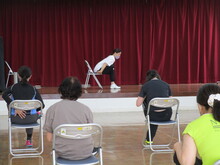 写真：椅子に座って筋力トレーニングをしている様子