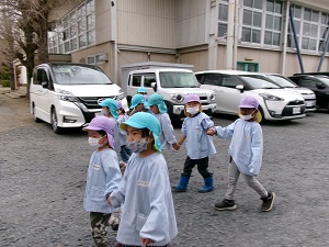 写真：小学校へ