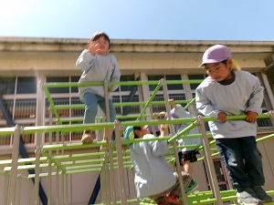 写真:小学校へ散歩