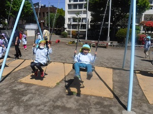 写真:小学校へ散歩