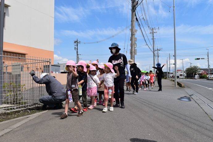  歩道を並んで歩く園児