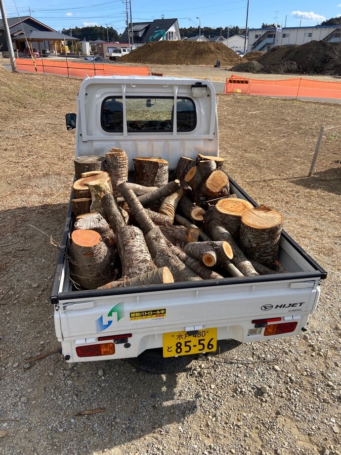 薪を積んだ軽トラック