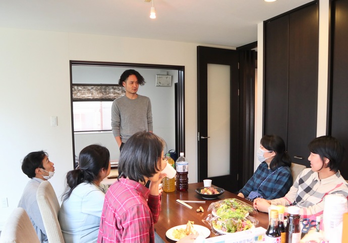 （写真）一軒家で交流会