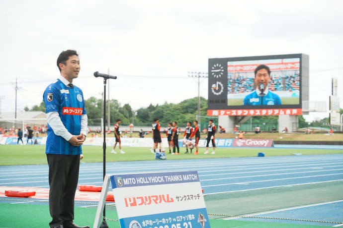 写真：観客に挨拶する大谷市長