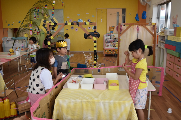 お店屋さんになる園児とお客さん役の先生と園児