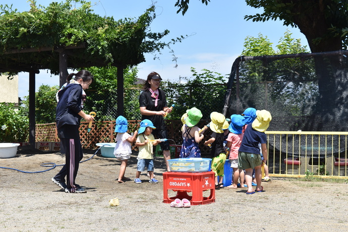 水鉄砲で遊ぶ園児