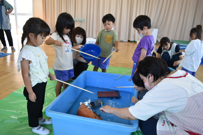 ザリガニ釣りをする園児