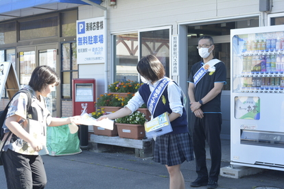 写真：社会を明るくする運動街頭キャンペーン那珂湊駅の様子(1)