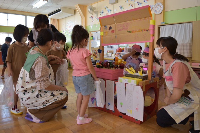 お店屋さんをする園児