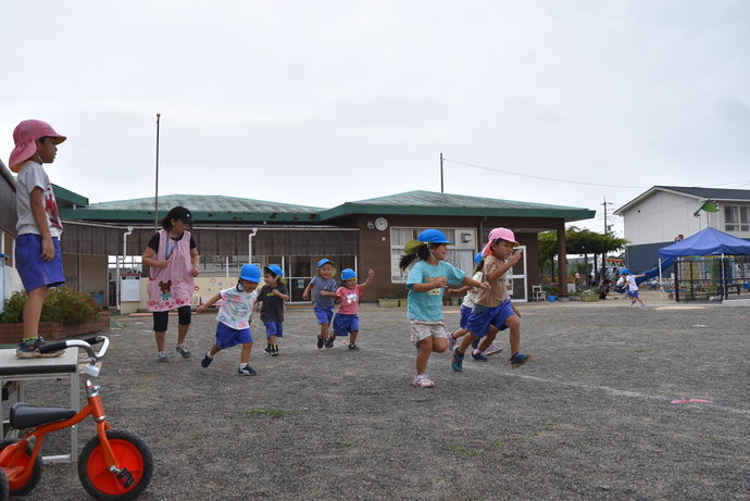 笑顔でかけっこをする園児たち