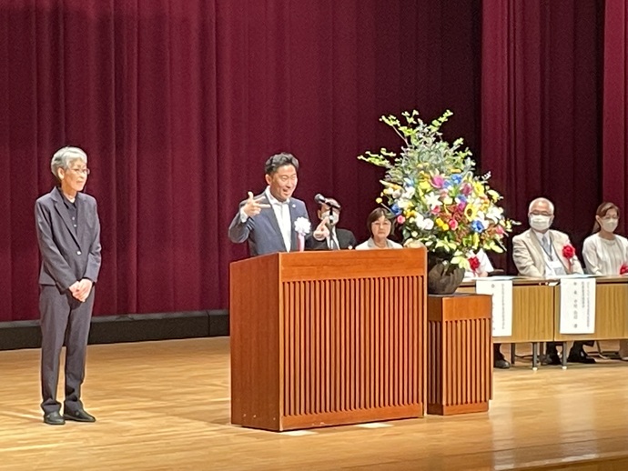 写真：参加者に挨拶する大谷市長