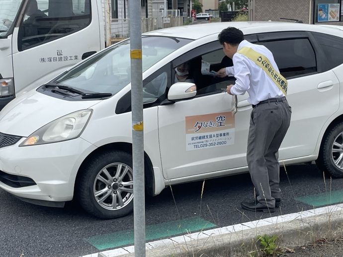 写真：啓発物を配る大谷市長