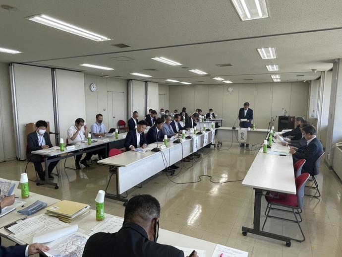 写真：会議に出席する大谷市長