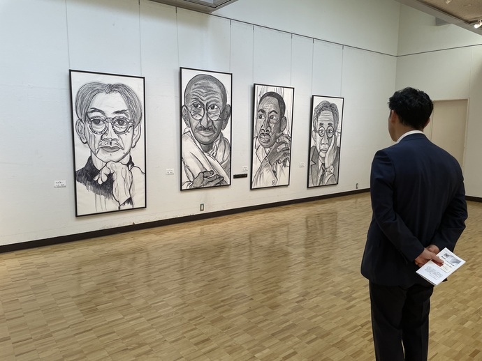 写真：絵画を鑑賞する大谷市長