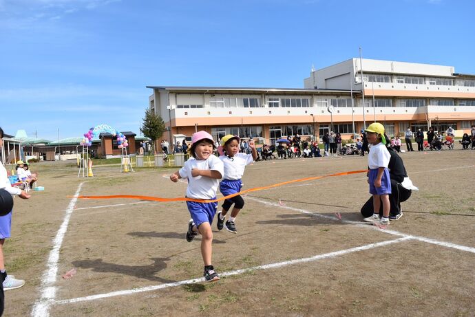 ゴールに向かって駆ける園児達