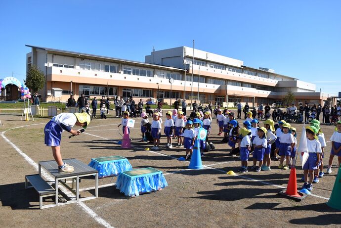 初めの言葉を言う園児