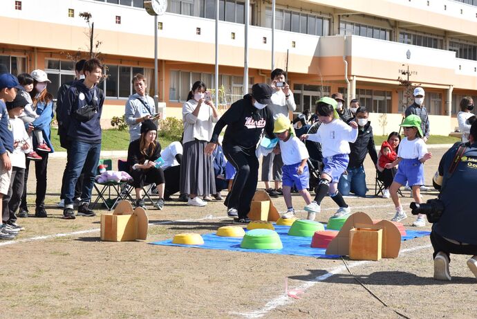 岩に見立てた物を跳ぶ園児