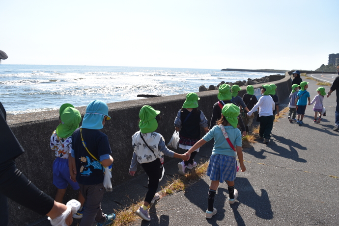 海岸を歩く園児の列