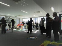 参加者が体操をしている写真