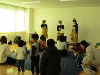 読み聞かせをしている写真
