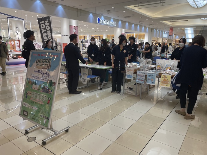 写真：イベントを視察する大谷市長