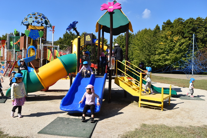 遊具で遊ぶ園児