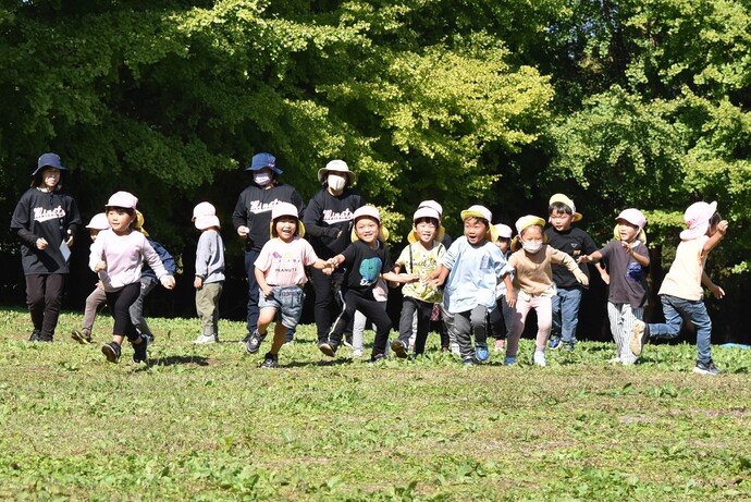 芝生を走る園児たち