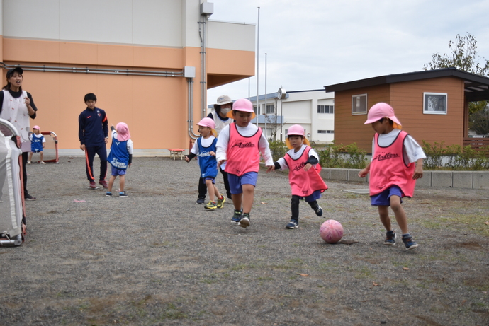 ボールを蹴り合う園児たち