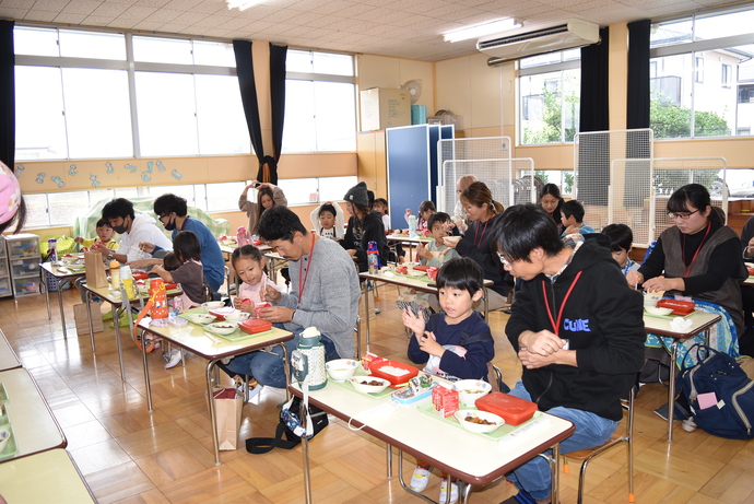 親子で給食を食べている