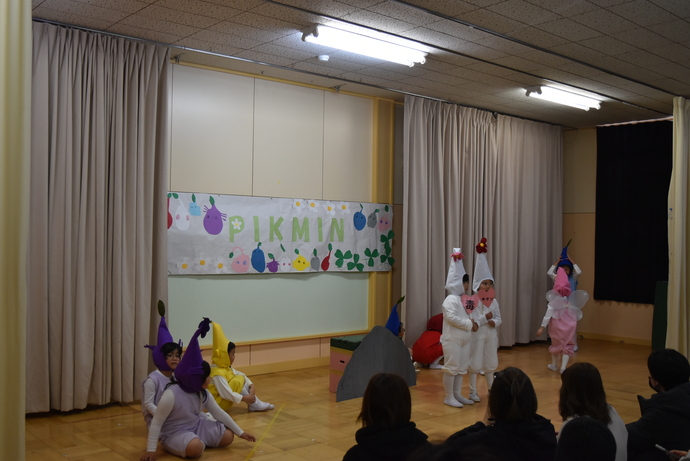 ピクミンの衣装を着て劇をする園児たち