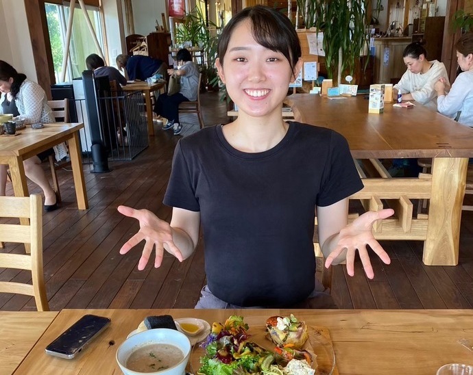 写真：カフェで食事