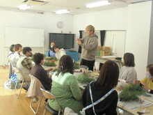 写真：講師が説明する様子