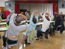 写真：受講者がストレッチをしている様子