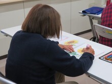 写真：仕上げに消しゴムを使っている様子